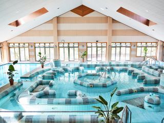 全国的にも非常に珍しい低温温泉水を使った広大なプールを併設