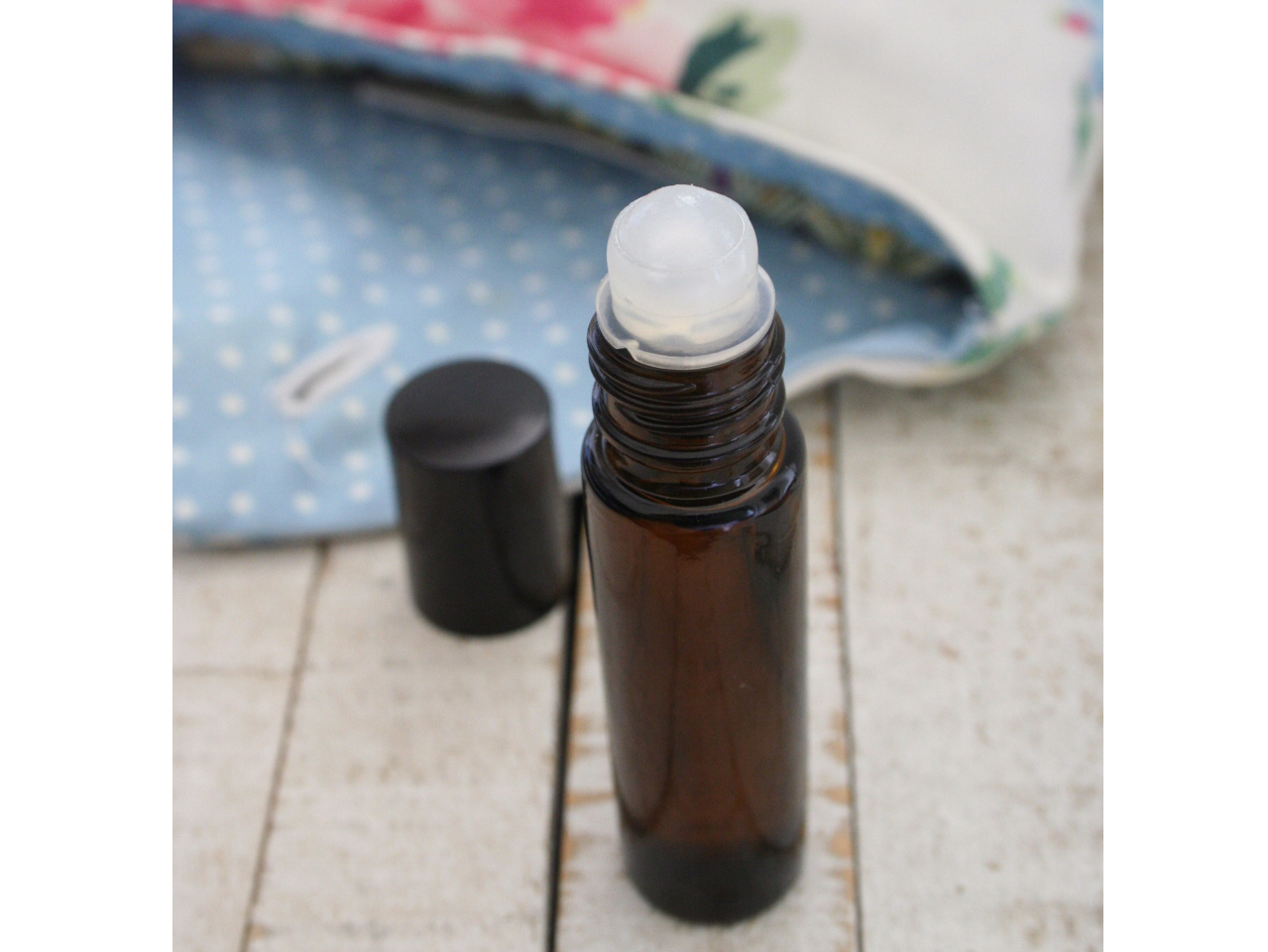持ち歩きにもとても便利な上に、フレグランスとして、ヘアーオイルとして、キュティクルケアとして、などいろいろな活用ができるロールオンです。