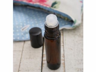 持ち歩きにもとても便利な上に、フレグランスとして、ヘアーオイルとして、キュティクルケアとして、などいろいろな活用ができるロールオンです。