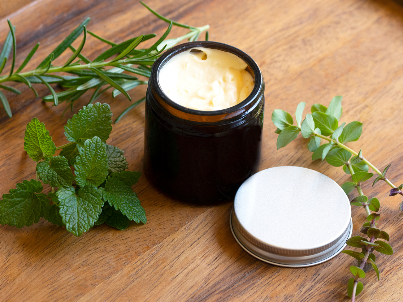 配合するオイル、精油によって、腰痛や膝の痛みなどにも使えるクリームも作ることができます。