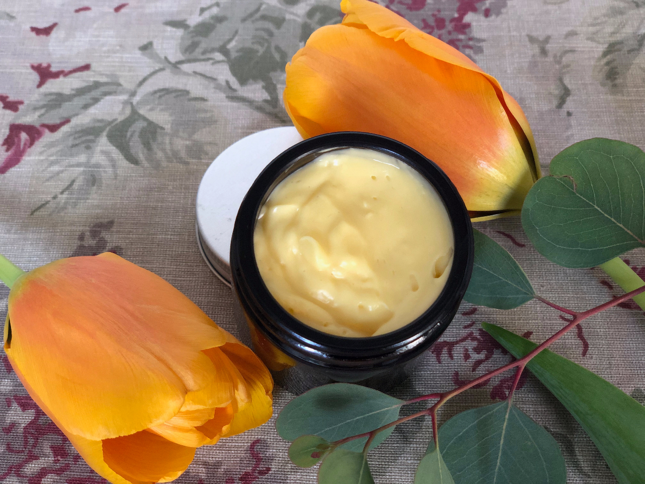 伸びがよく、経皮吸収に優れたフェイスクリームです。配合するオイルを目的に応じて選ぶことで、アンチエイジング効果の高いクリームまでも作ることができます。