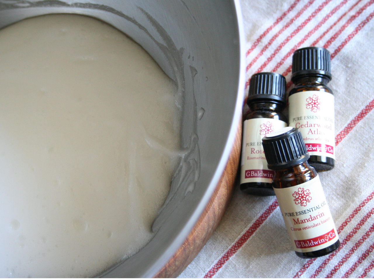 クレンジングクリームは、洗い流すのがオススメです。お肌を傷めずに、しっかりと一日の汚れを落とすことができます。朝の洗顔にもオススメです。