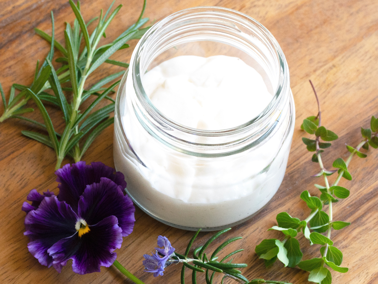 伸びがよく、べたつかないボディクリームは、マッサージクリームや、ハンドクリームとしても使えます。一日の疲れは、いい香りでボディクリームでリセット。