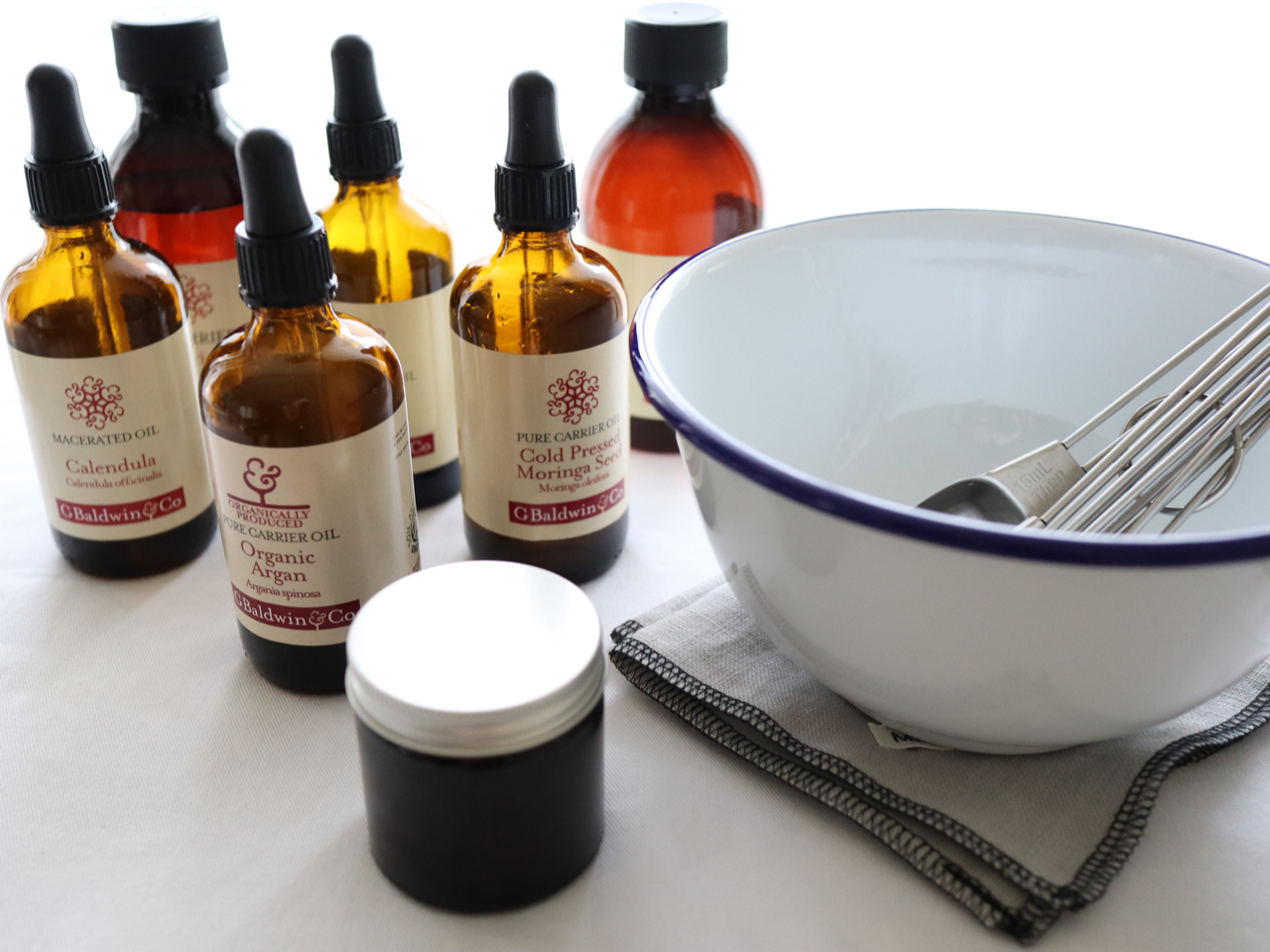 ご自分のお肌の状況や目的に合ったキャリアオイルを選ぶことで、オリジナルのクリームを作れるようになります。