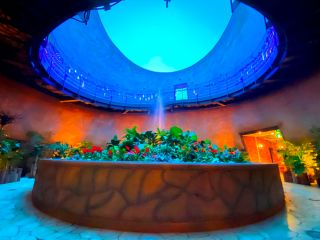 玄関を入ってからフロントまでの間にあるエントランス