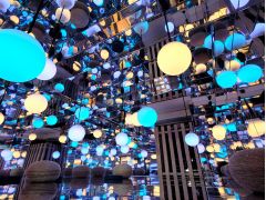 岩盤浴も利用可能!【輝の房】無限に続く「ミラールーム」と季節毎に変わるイメージ、一つ一つのランプの輝き、日常とはかけ離れた幻想的な空間(輝の房のみ撮影可能)