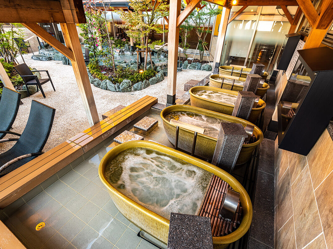 〜美泡の壺湯〜陶器を使用することで石や木の素材を超えるぬくもりを実現しました。 気泡がはじけることでマイナスイオンが発生し森林浴と同じ癒し効果と言われています。