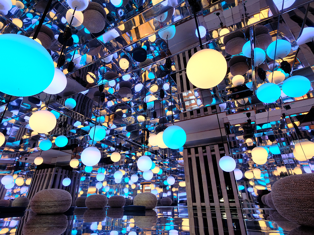 岩盤浴も利用可能!【輝の房】無限に続く「ミラールーム」と季節毎に変わるイメージ、一つ一つのランプの輝き、日常とはかけ離れた幻想的な空間(輝の房のみ撮影可能)