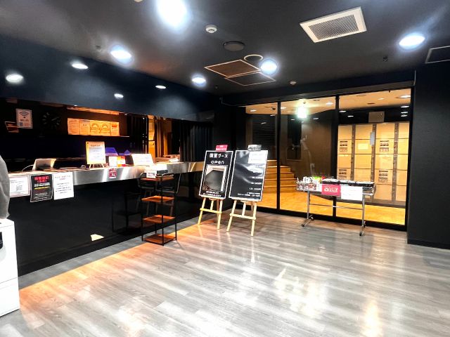 いらっしゃいませ!履物はシューズロッカーの中に入れていただきます。広々ロビーでお出迎え♪お菓子やアルコール、紳士用下着やヘアオイルなどの物販も!