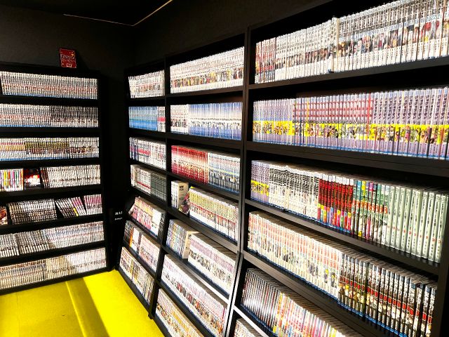 話題の最新作から言わずと知れた名作まで! 約5000冊のコミックが楽しめる♪ つめた〜いアイスやドリンクの自販機も置いてます!