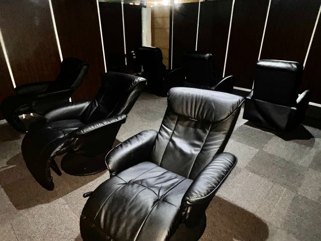 B1Fには女性専用リラクゼーションエリアをご用意!ゆったり幅広スペースでリクライニングチェアをご利用いただけます。