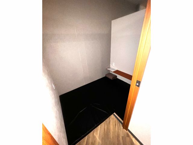 コンセント完備の個室エリアあり!シングルサイズのスペースはドアがないので早いもの勝ち!