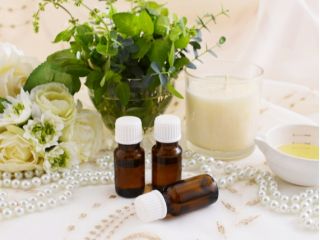 アロマで作るハンドクリームは練り香水として気つけ薬のように気持ちをスッキリと切り替えてくれます。リラックスしたい時、スッキリ集中したい時シーンに合わせて♪