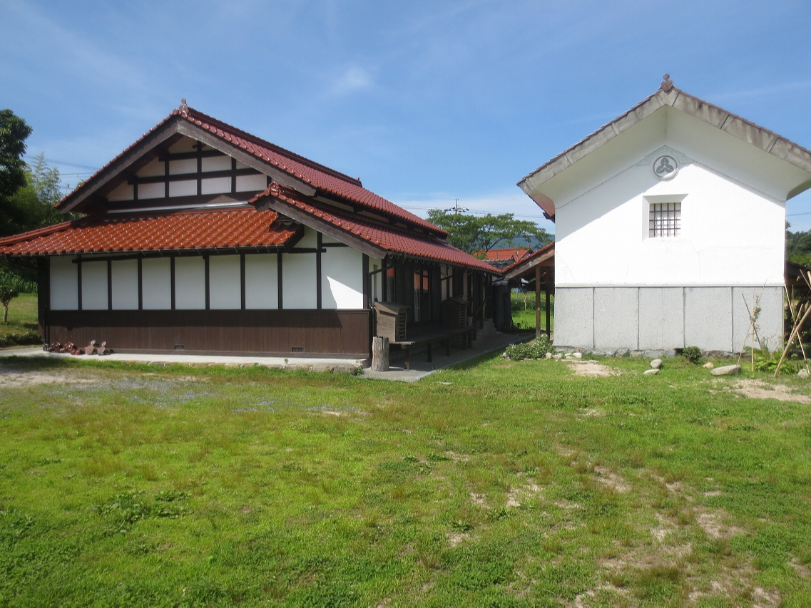 古民家為田屋全景。駐車場から撮影。白壁の蔵の中にそば打ち道場が。