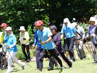 オリンピック金メダリスト荻原健司さんが邑南町スポーツアドバイザーとして邑南町のノルディックウオーキングを指導されています。