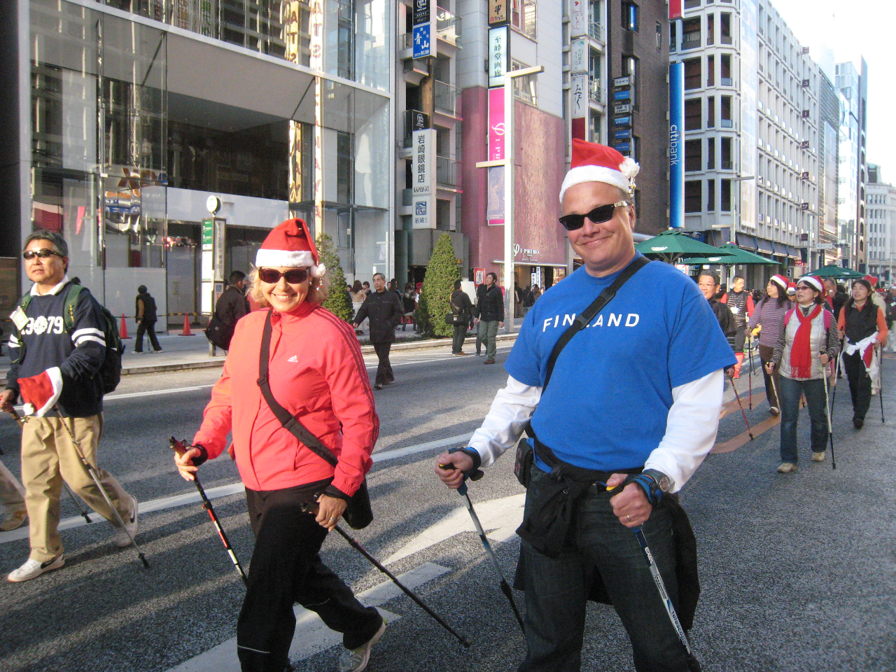 東京銀座のど真ん中、歩行者天国を一緒に歩いたフィンランド大使館のメンバーの方です。