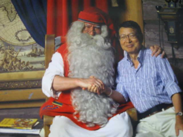 フィンランドマロニエのサンタクロース村でのサンタクロースとのツーショット!