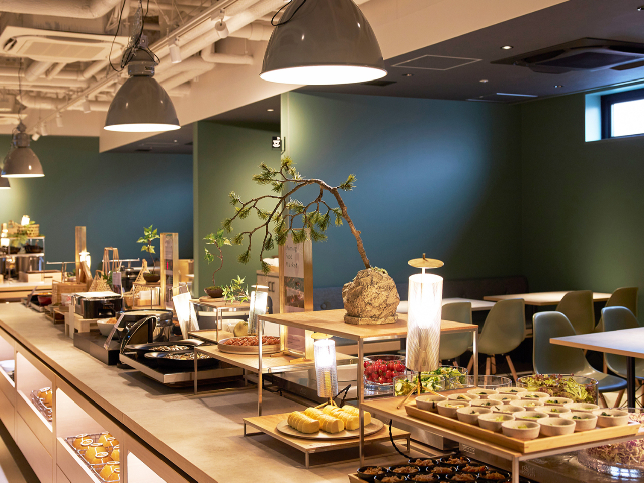 �����̍L��������钩�H���ŁA���t��{�̃t�[�h�}�[�P�b�g�������\��������