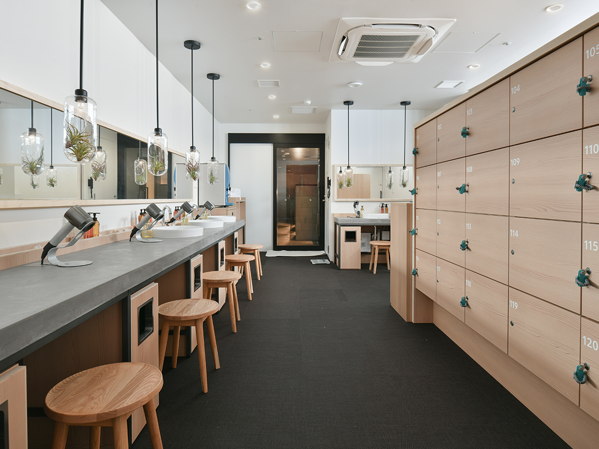 �E�ߏ�