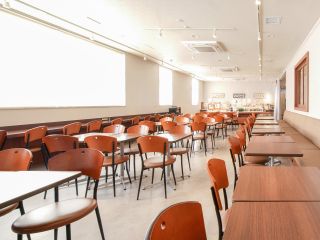 ラウンジ利用 左のテーブル、右のソファ下にコンセント差込口あり。