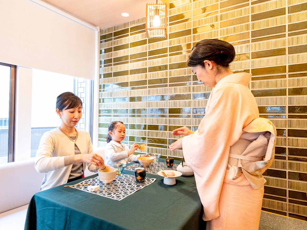 座学と実技で日本文化と心、茶道を学ぶテーブル茶道体験