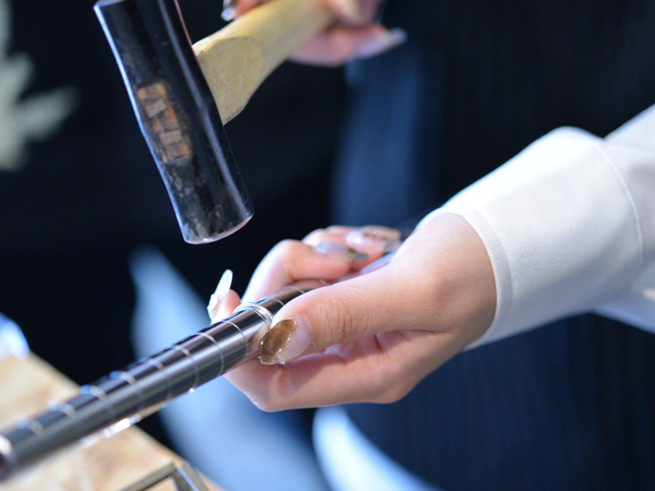 何度も叩いて模様を重ねていくので、不器用さんでも大丈夫!