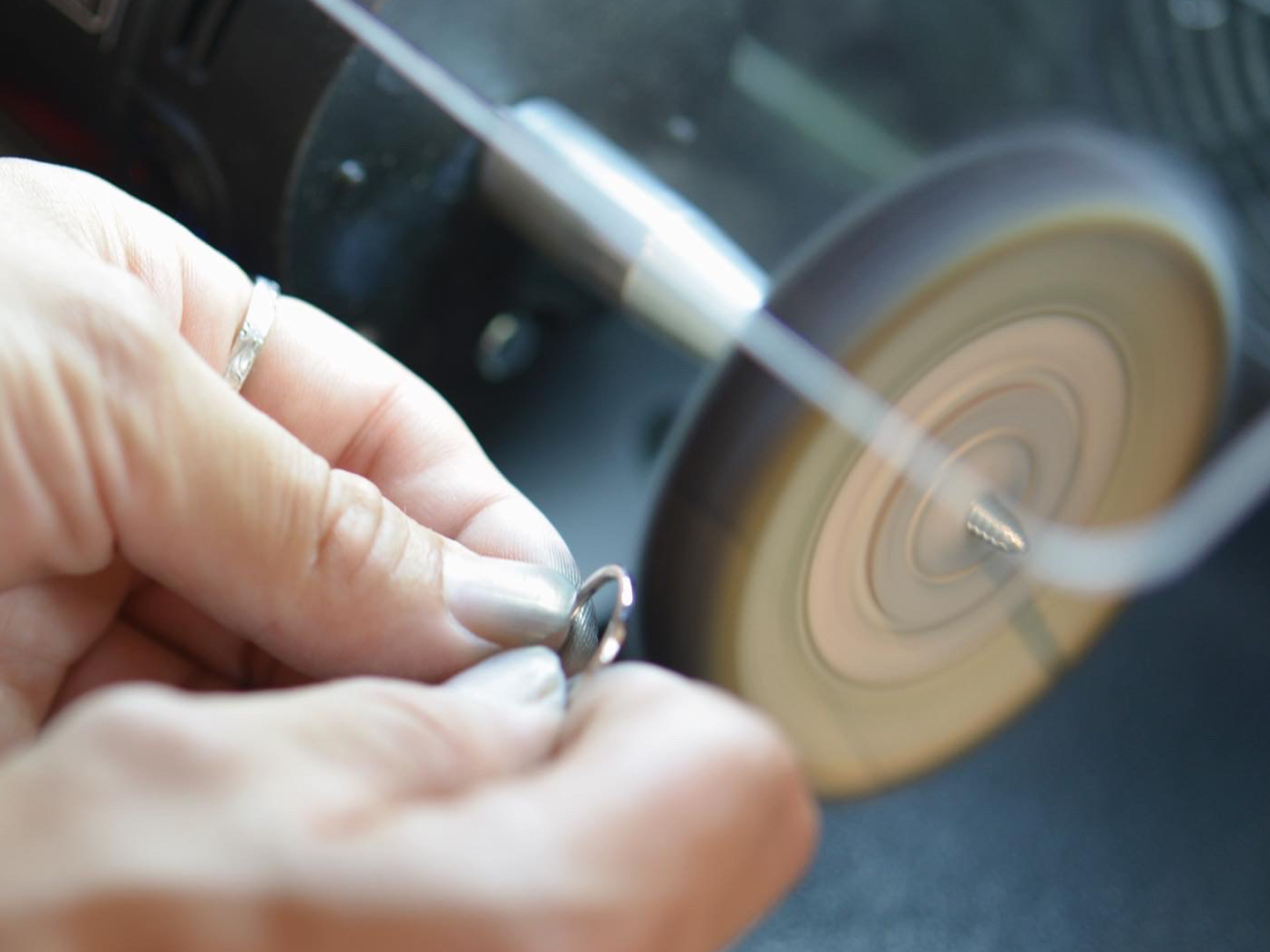 最後の仕上げ磨きは職人の手で、ピカピカに!