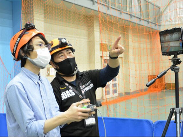 よく見て〜慎重に!屋内で体験できるから安心!