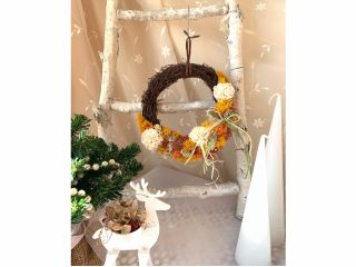 直径約15pの藤のリースにモスとソラフラワーをつけています