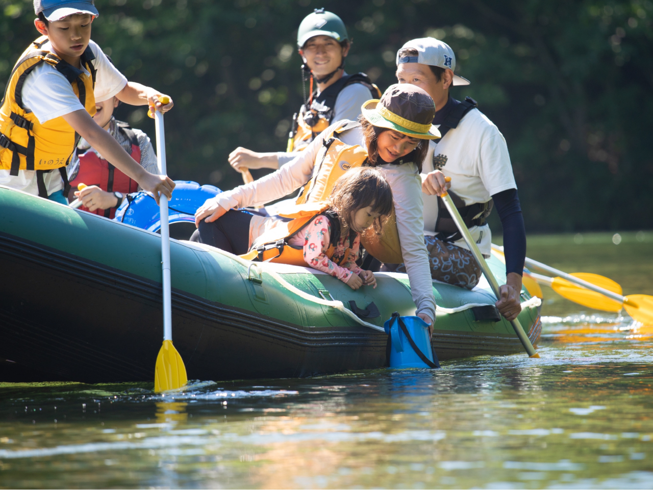 ゆったりまったりボートに乗って川遊び