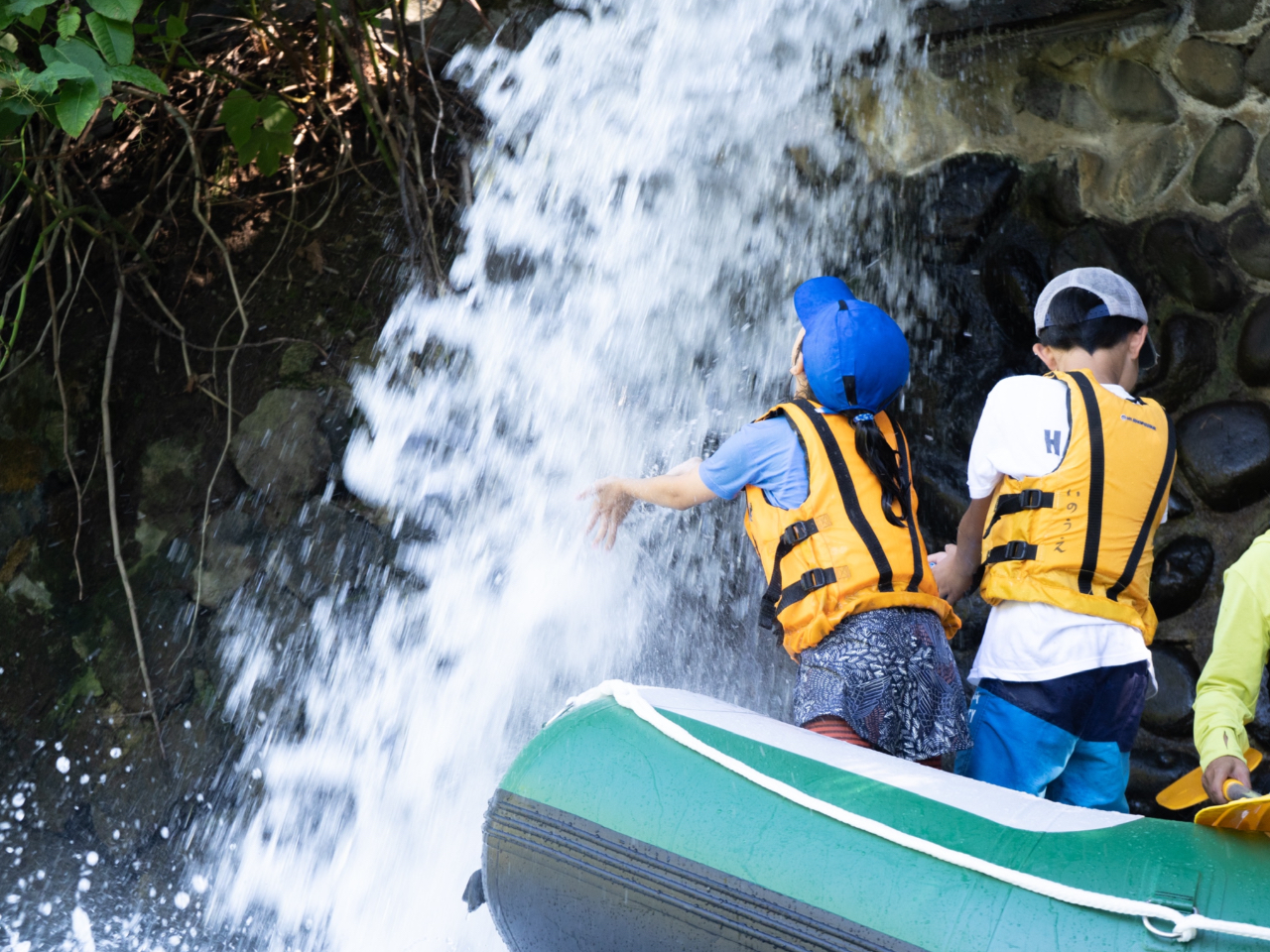 運がいいと温泉の滝と出会えるかも?!