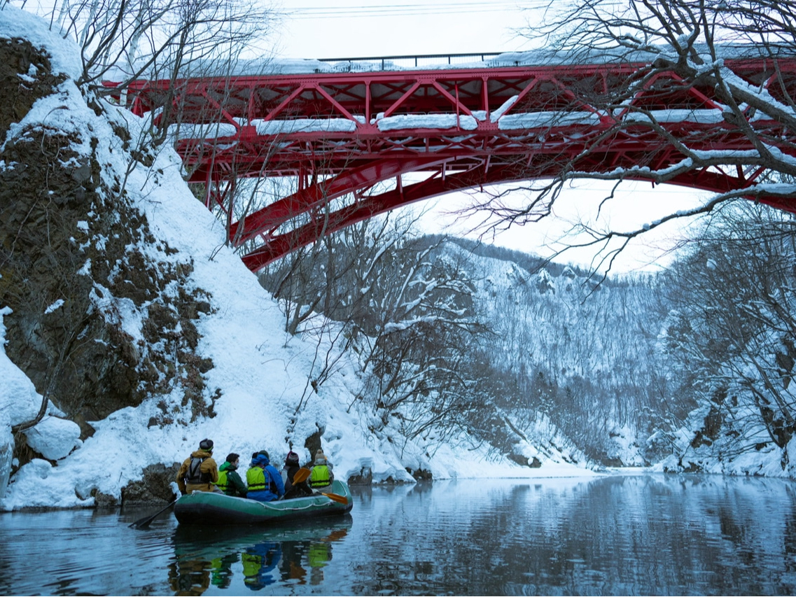 [北海道・札幌・定山渓] 澄んだ空気の中、雪景色を眺めながら川下り～雪見ラフティ...