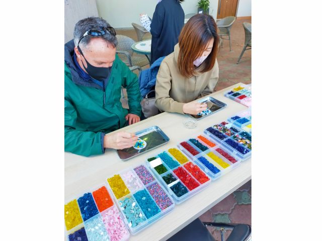 モザイクガラスコースター製作風景