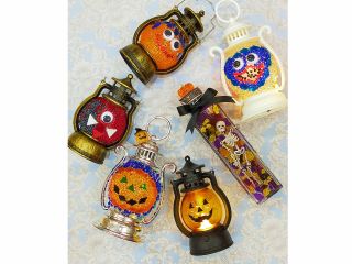 本場トルコランプのモザイクガラスを使って小型ランタンにガラスを貼り付けます