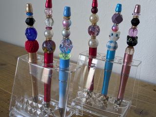 カスタムボールペンにガラスのトンボ玉を選んで入れることが出来ます