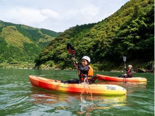 四万十川の大自然に包まれながら、ゆったりとカヌー下り