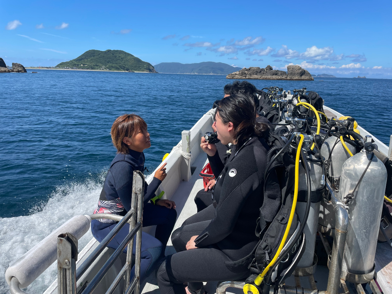 ボートでしかアクセスできないダイビングポイント。透明度が高い日は30M オーバーの柏島ブルーが広がっています。 是非、ライセンス取得もご検討下さい。