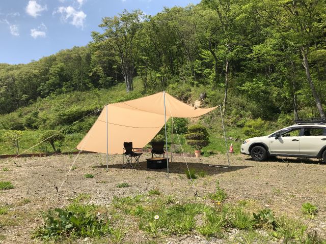 アスファルトが【水・電源付】車中泊となっております。奥にオートサイト場がございます。温泉・コンビニ徒歩1分。
