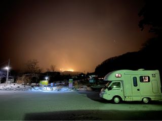 水・電源付 車中泊・オートキャンプ場。 冬場はスキー場の 明かりが見えます