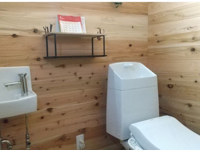 24hトイレあり。便利な立地です。山沿いに立地しているため静かに過ごせます。