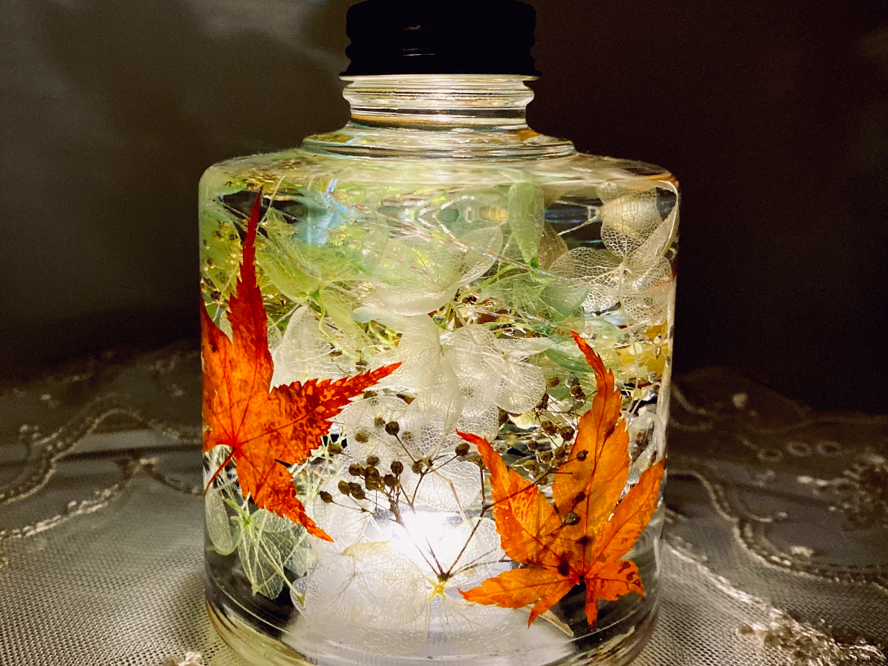 ����LED���C�g���d���߂�n�[�o���E�����C�g�B�G�߂̉ԍނ��g���Ďd�グ�Ă���