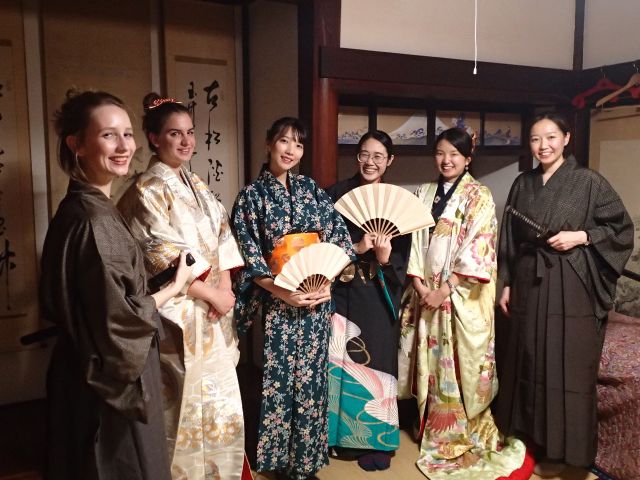 昔の暮らし体験例:日本の伝統的な衣装体験♪