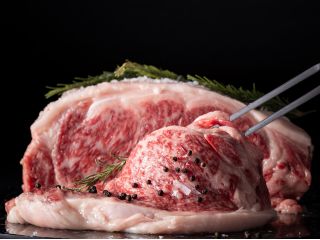 柔らかい肉質とあっさりした脂を持つ霜降り肉が特長のなにわ黒牛を香ばしくグリルステーキにしました。