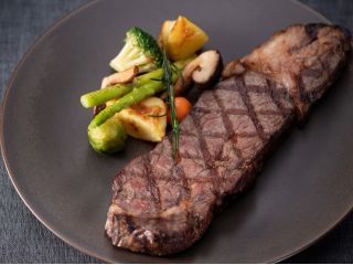 きめ細やかな肉質で赤身と脂身のバランスが良い国産牛肉を、香ばしくグリルステーキにしました。