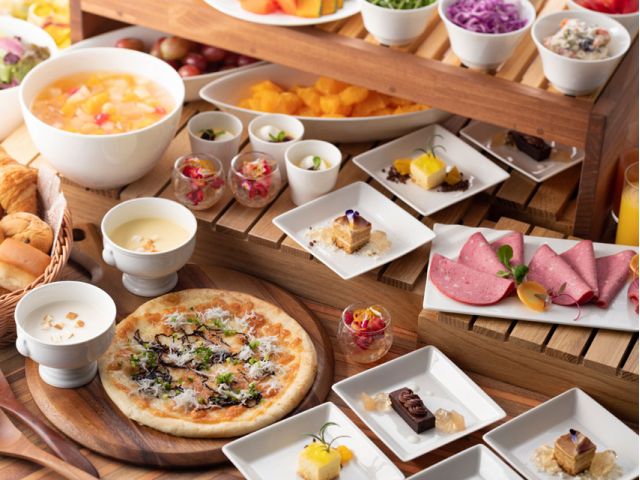 シェフのおすすめピザ・季節のお料理 ・サラダ・スープ・デザート&フルーツ各種や、ソフトドリンク・コーヒー&紅茶各種のミニブッフェ付き。