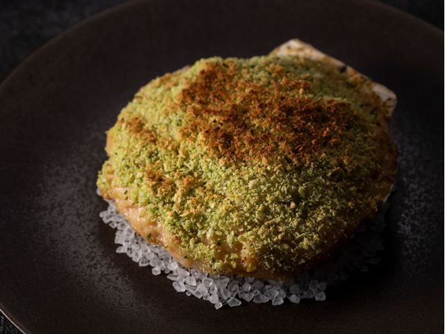 ホタテ貝の旨味がたっぷり詰まったソースに、シーフードとキノコの旨味も加え濃厚なクリームソースに。