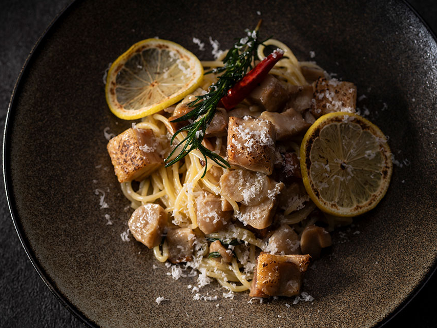 ナッツや肉のような濃厚な香りと強い旨みが特徴のポルチーニを使ったペペロンチーノ。