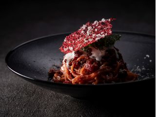 柔らかい肉質とあっさりした脂が特長的な大阪産で唯一の純粋黒毛和牛「なにわ黒牛」とビーツのラグーソースで絡めたパスタ。
