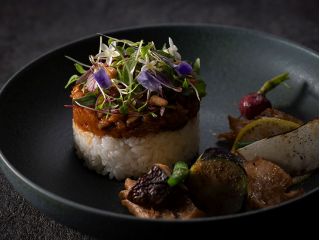 南御堂にて精進料理として親しまれてきたカレーを、ホテルメイドにアレンジしたピクニカの人気メニュー「南御堂カレー」。