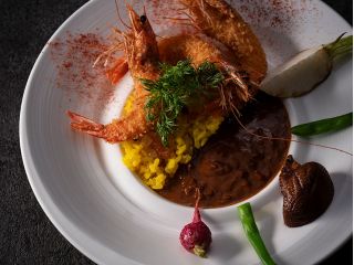 濃厚でキレのある甲殻類の旨味をたっぷりと詰め込んだカレーソースが主役の一皿。ライスには、海老との相性が抜群なサフランライスを合わせました。
